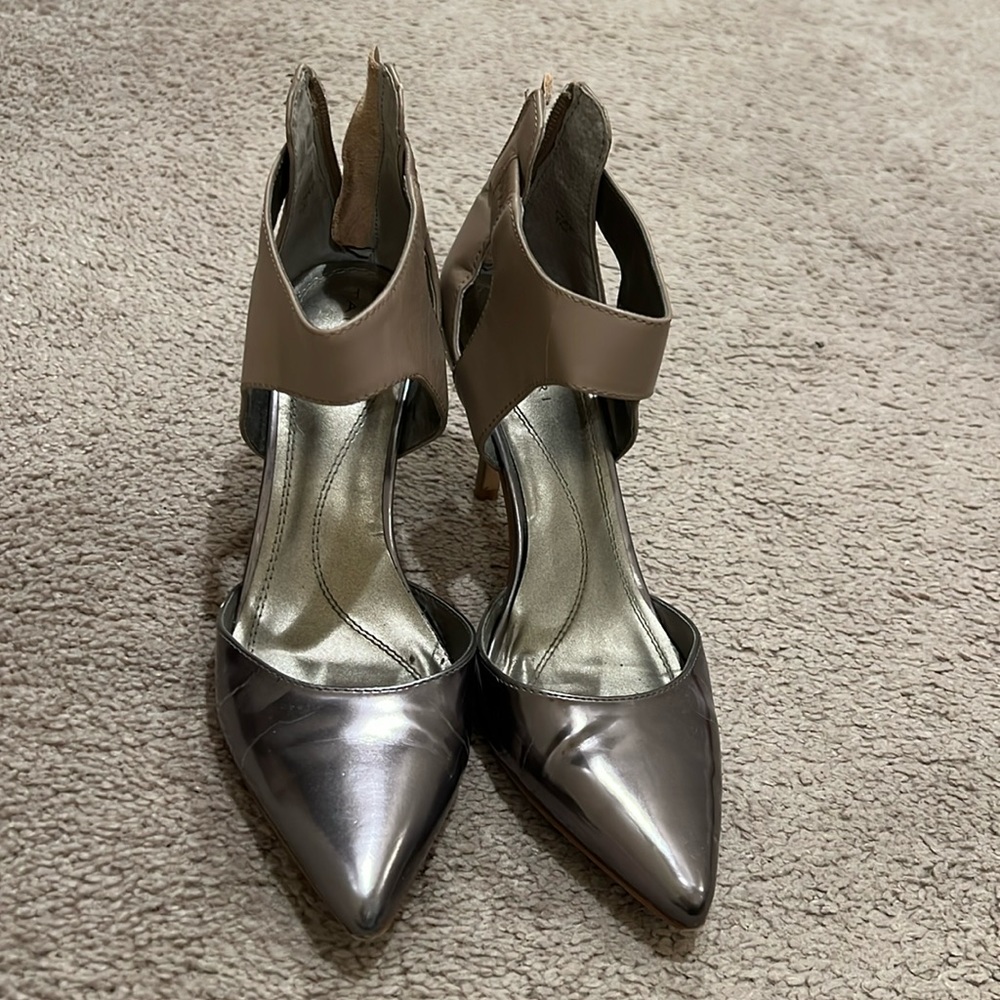 Tahari metallic silver heels 7.5
